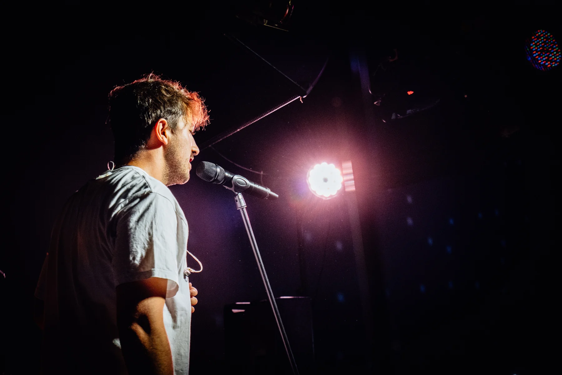 Un dels músics al micròfon durant el Concert ONE